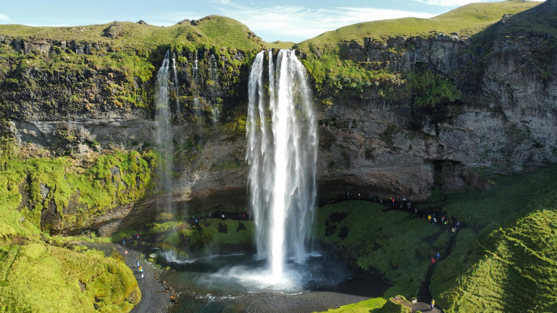 Cascata lungo la Costa Sud dell’Islanda durante un viaggio on the road