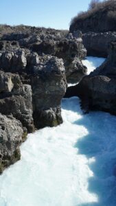 Laguna Blu in Islanda con acque geotermali e paesaggio lavico