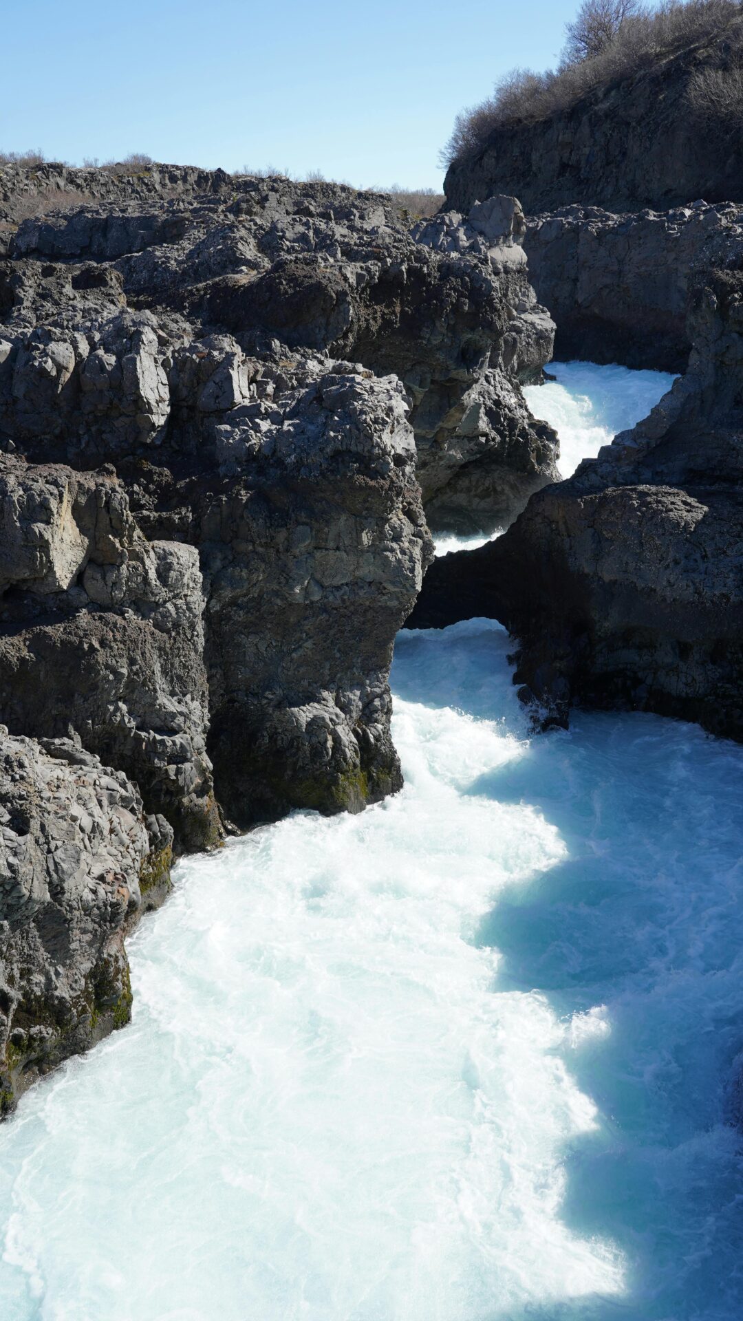 Laguna Blu in Islanda con acque geotermali e paesaggio lavico